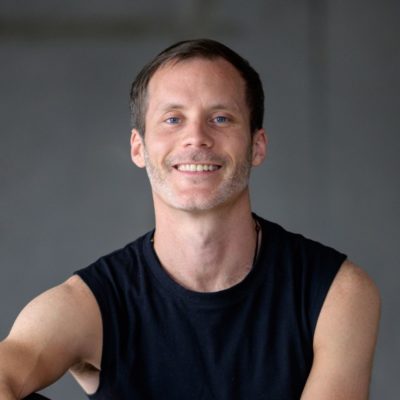 De nationalité franco-anglaise, Christopher pratique le Hatha Yoga depuis 2014. Il se forme au cours de ses voyages en Thaïlande, au Portugal, aux États-Unis et en France.