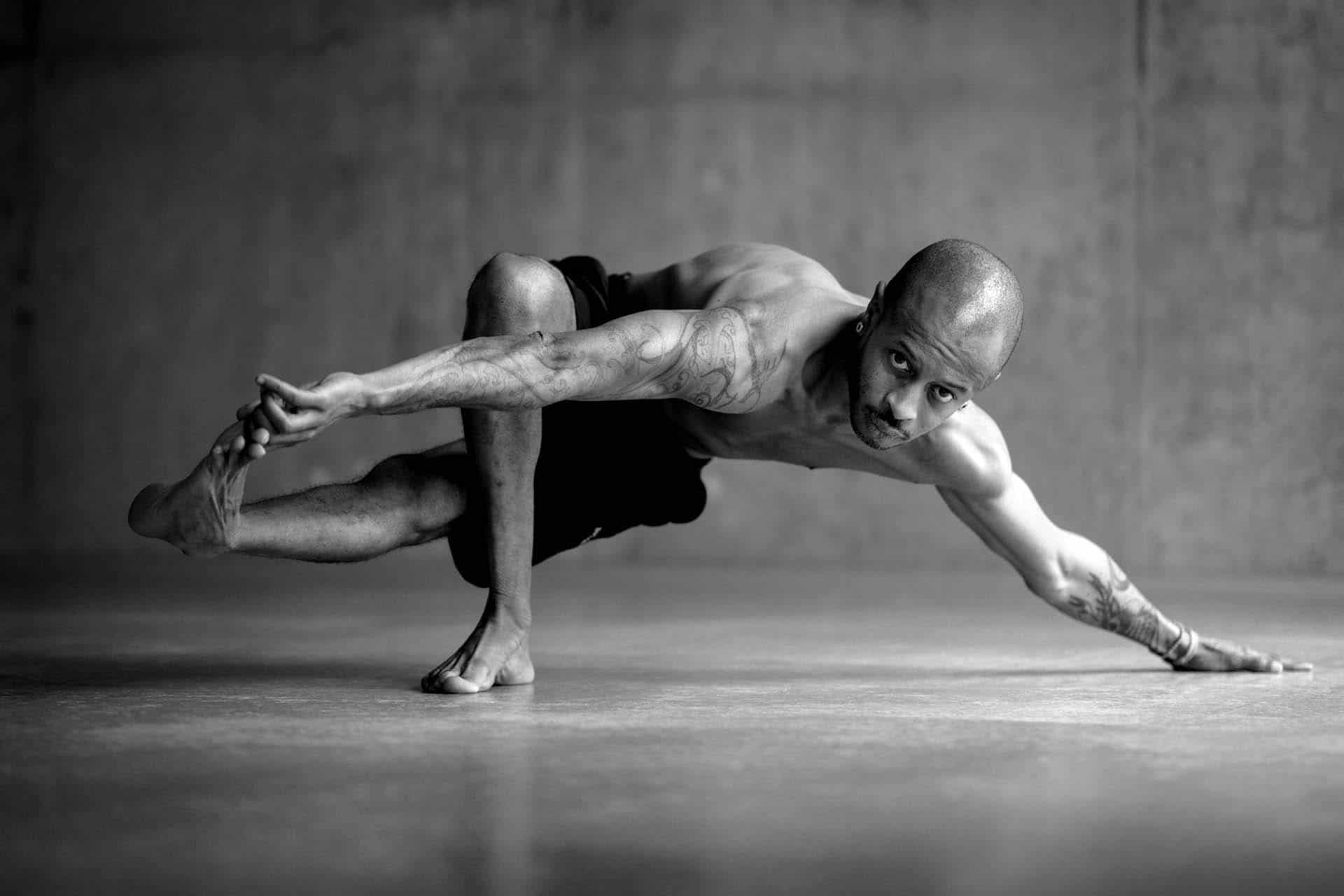 Hamet, professeur de yoga, en posture avancée