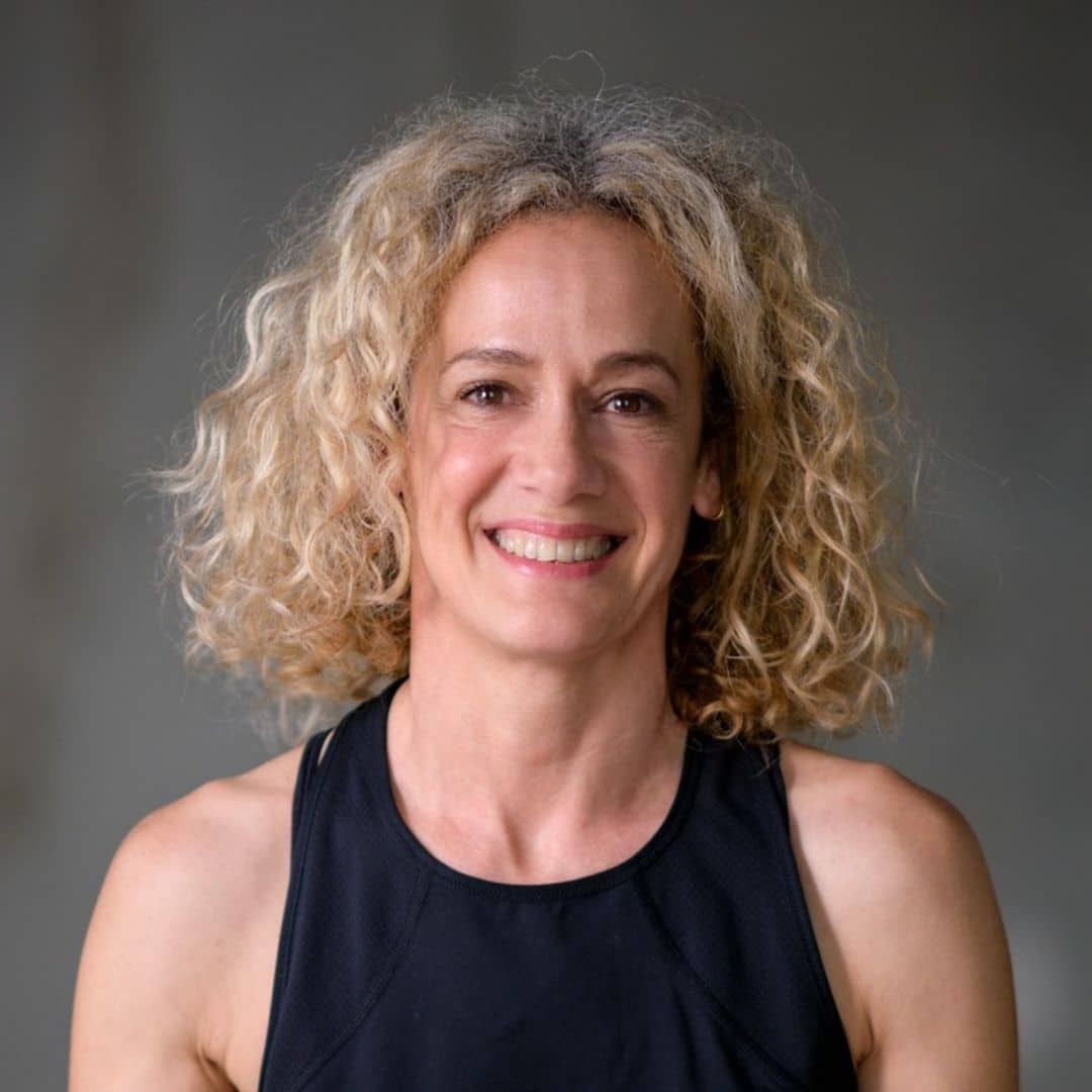 Nathalie est formée à l’enseignement du Vinyasa et du yoga aérien.