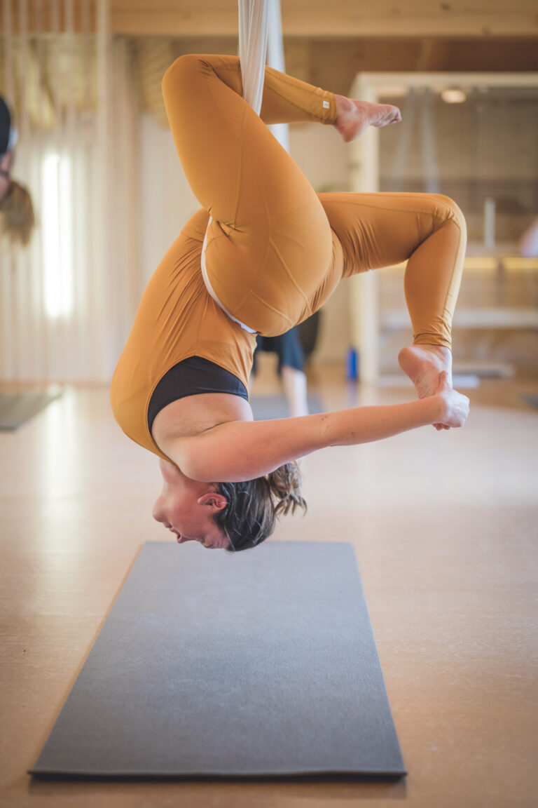 Séance de Yin yoga avec Sylwia Gretarsson au chalet Zenspace Sylwia Gretarsson et ses élèves pratiquant le Yin yoga dans la salle de yoga du chalet Zenspace.