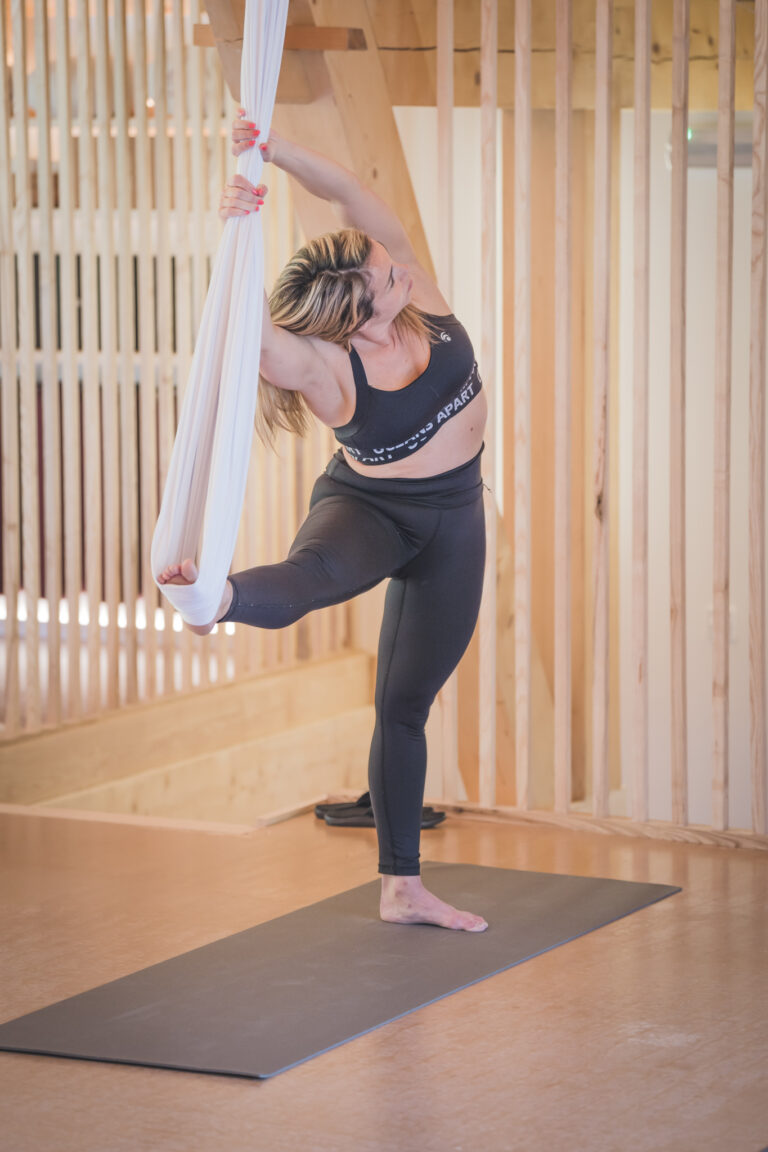 Séance de Yin yoga avec Sylwia Gretarsson au chalet Zenspace Sylwia Gretarsson et ses élèves pratiquant le Yin yoga dans la salle de yoga du chalet Zenspace.