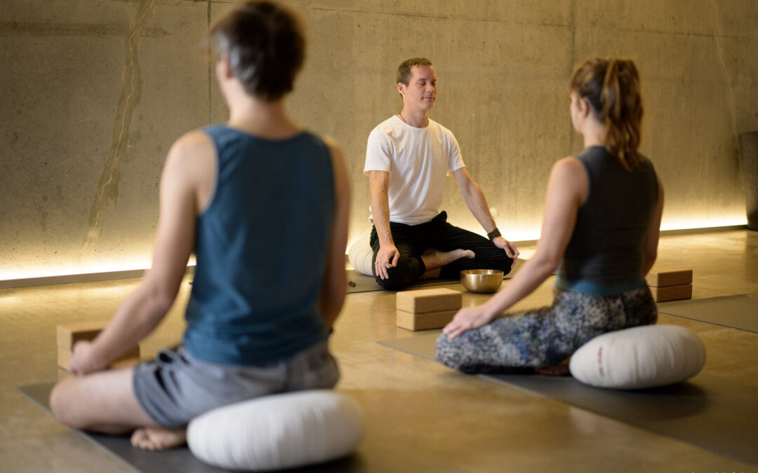 Séance de méditation avec Christopher Dearden au chalet Zenspace Christopher Dearden guidant des élèves en méditation au chalet Zenspace.