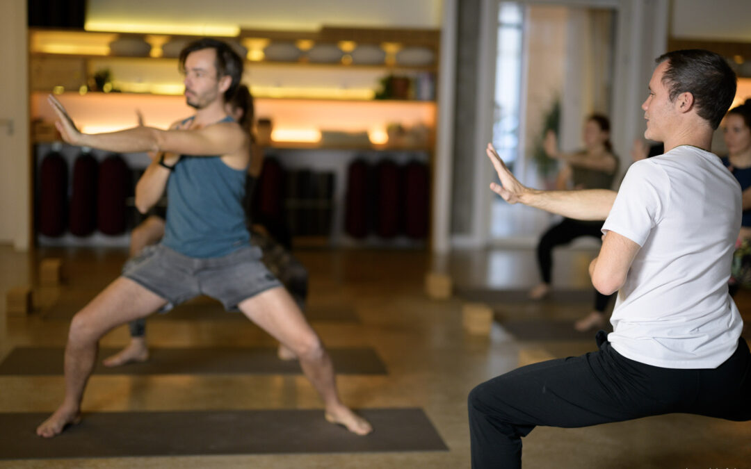 Méditation en mouvement avec Christopher Dearden au chalet Zenspace Christopher Dearden guidant des élèves dans une pose de méditation en mouvement au chalet Zenspace.