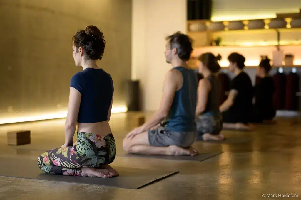 Élèves méditant durant une formation de yoga au chalet Zenspace.