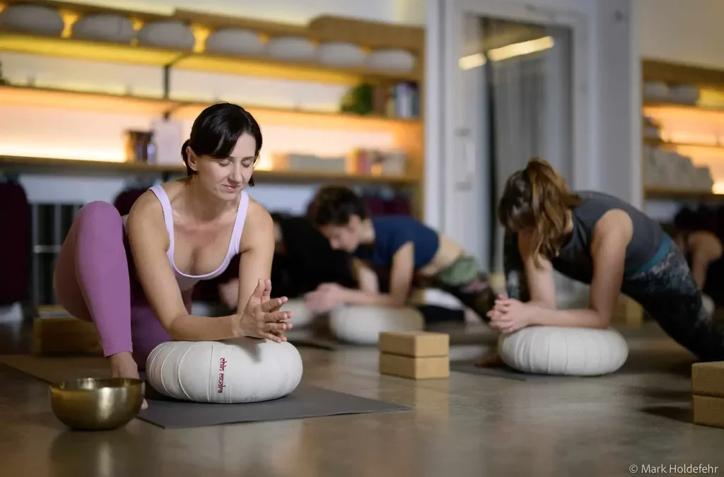 Séance de Yin yoga avec Sylwia Gretarsson au chalet Zenspace Sylwia Gretarsson et ses élèves pratiquant le Yin yoga dans la salle de yoga du chalet Zenspace.