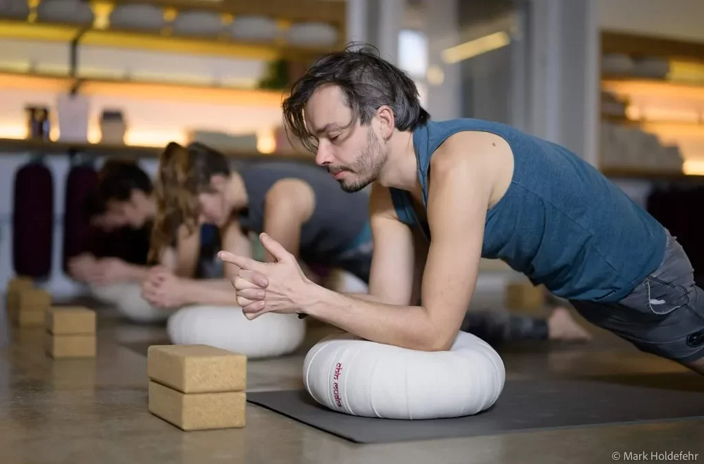 Séance de Yin yoga au chalet Zenspace avec Sylwia Gretarsson Un groupe d'élèves pratiquant le Yin yoga dans la salle de yoga du chalet Zenspace.