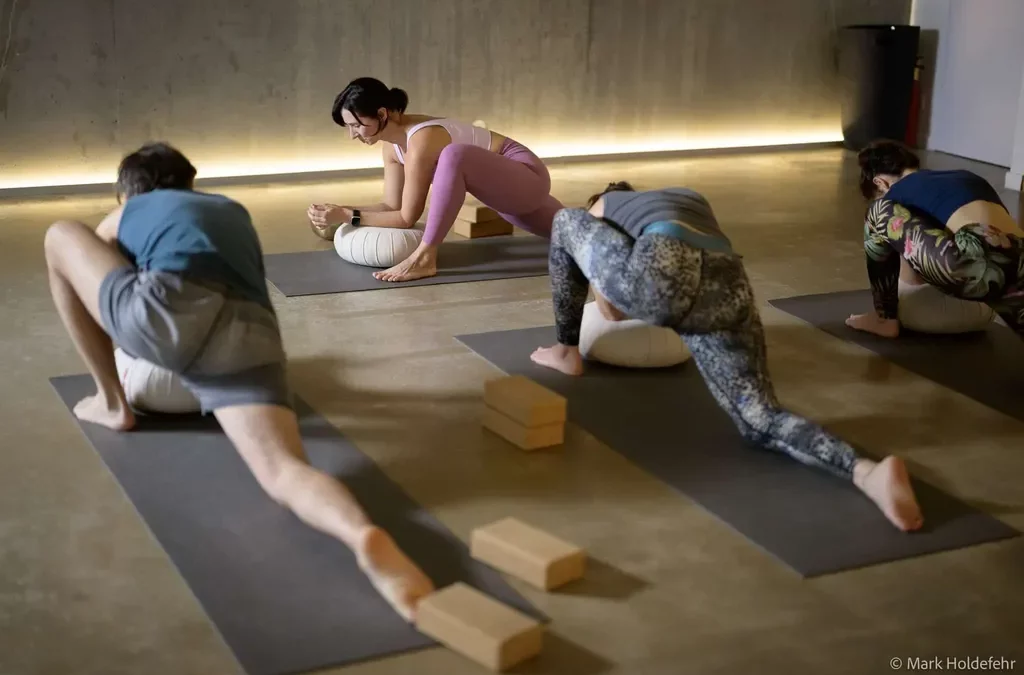 Séance de Yin yoga avec Sylwia Gretarsson au chalet Zenspace Sylwia Gretarsson et ses élèves pratiquant le Yin yoga dans la salle de yoga du chalet Zenspace.