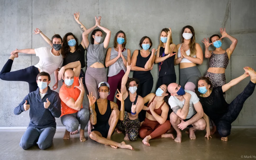 Fin de formation professeur de yoga YTT 200h automne 2020 Photo de groupe fin de formation de professeur de yoga YTT - automne 2020