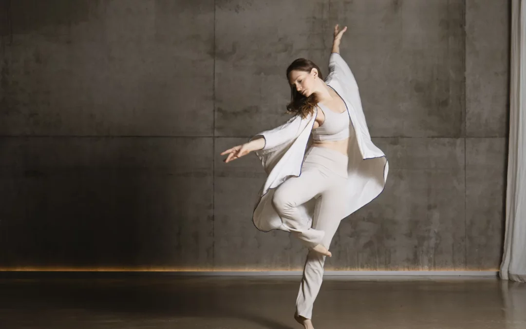 Sydney Martinie guidant des élèves au chalet Zenspace Sydney Martinie guidant des élèves dans une pose de yoga guerrier au chalet Zenspace.