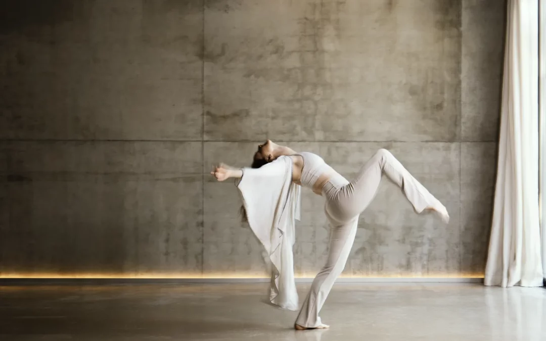 Sydney Martinie corrigeant un élève au chalet Zenspace Sydney Martinie corrigeant la posture d'un élève durant une formation professeur de yoga YTT 200h au chalet Zenspace.