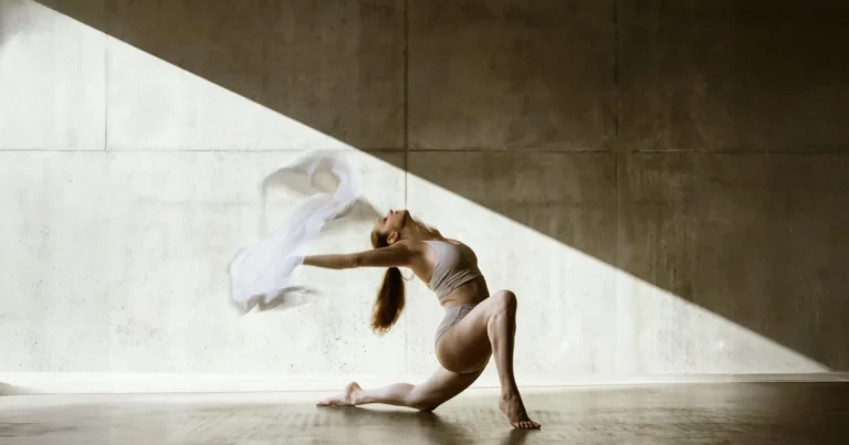 Sydney Martinie corrigeant un élève au chalet Zenspace Sydney Martinie corrigeant la posture d'un élève durant une formation professeur de yoga YTT 200h au chalet Zenspace.