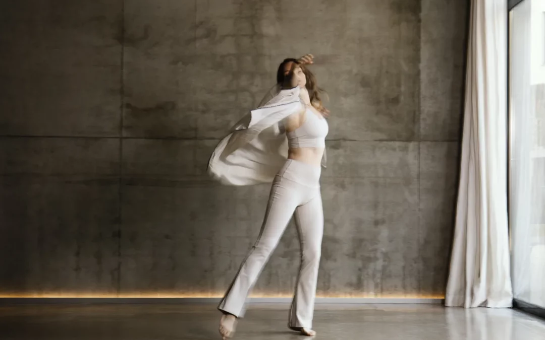 Sydney Martinie guidant des élèves au chalet Zenspace Sydney Martinie guidant des élèves dans une pose de yoga guerrier au chalet Zenspace.