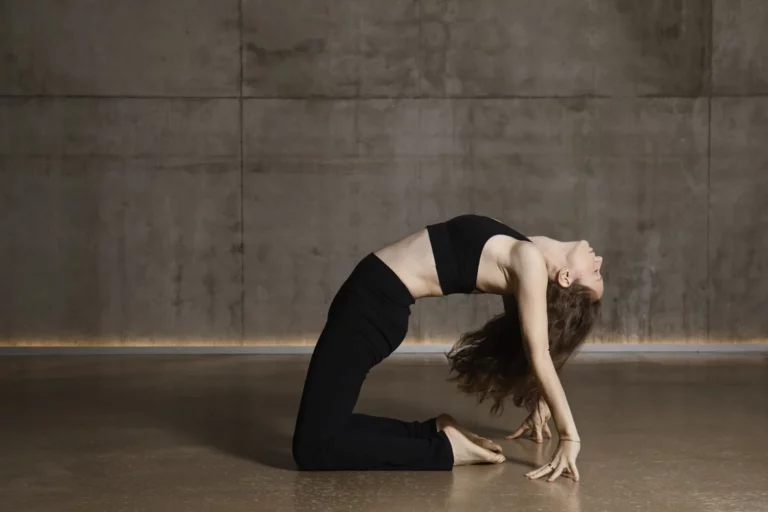 Sydney Martinie corrigeant un élève au chalet Zenspace Sydney Martinie corrigeant la posture d'un élève durant une formation professeur de yoga YTT 200h au chalet Zenspace.