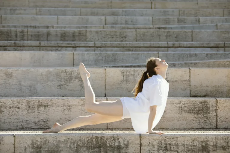 Sydney Martinie corrigeant un élève au chalet Zenspace Sydney Martinie corrigeant la posture d'un élève durant une formation professeur de yoga YTT 200h au chalet Zenspace.