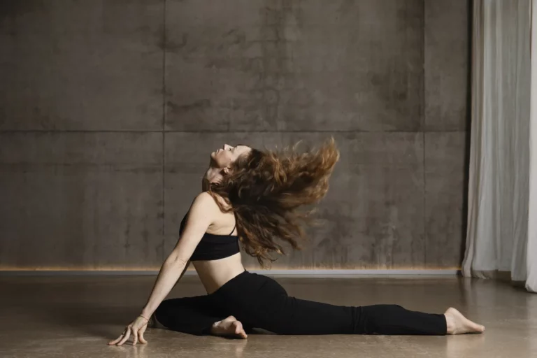 Sydney Martinie corrigeant un élève au chalet Zenspace Sydney Martinie corrigeant la posture d'un élève durant une formation professeur de yoga YTT 200h au chalet Zenspace.