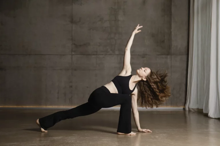 Sydney Martinie corrigeant un élève au chalet Zenspace Sydney Martinie corrigeant la posture d'un élève durant une formation professeur de yoga YTT 200h au chalet Zenspace.