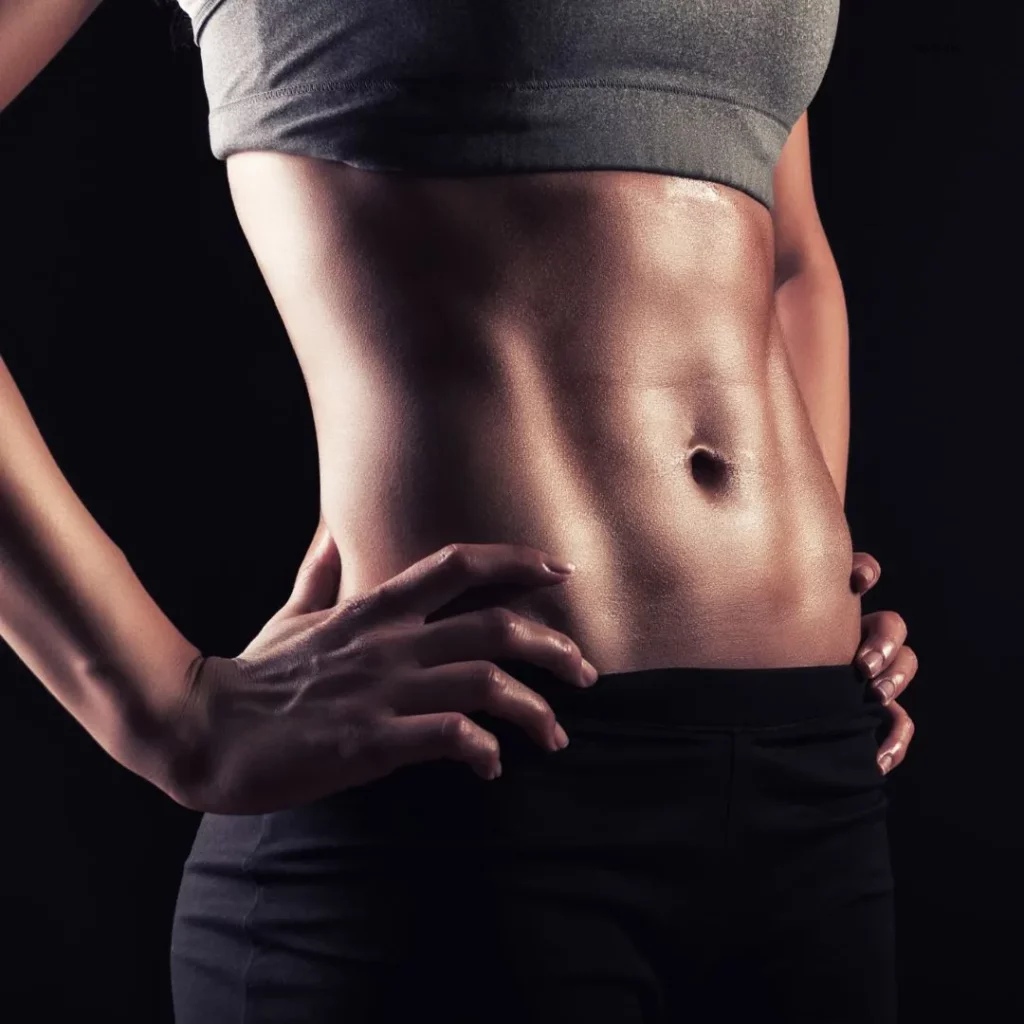 Sydney Martinie corrigeant la posture d'un élève durant une formation professeur de yoga YTT 200h au chalet Zenspace.