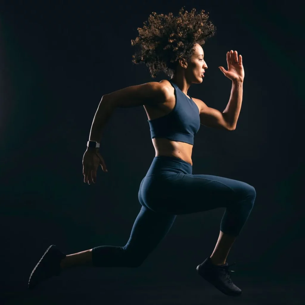 Sydney Martinie guidant des élèves pendant une formation de professeur de yoga YTT 200h au chalet Zenspace.