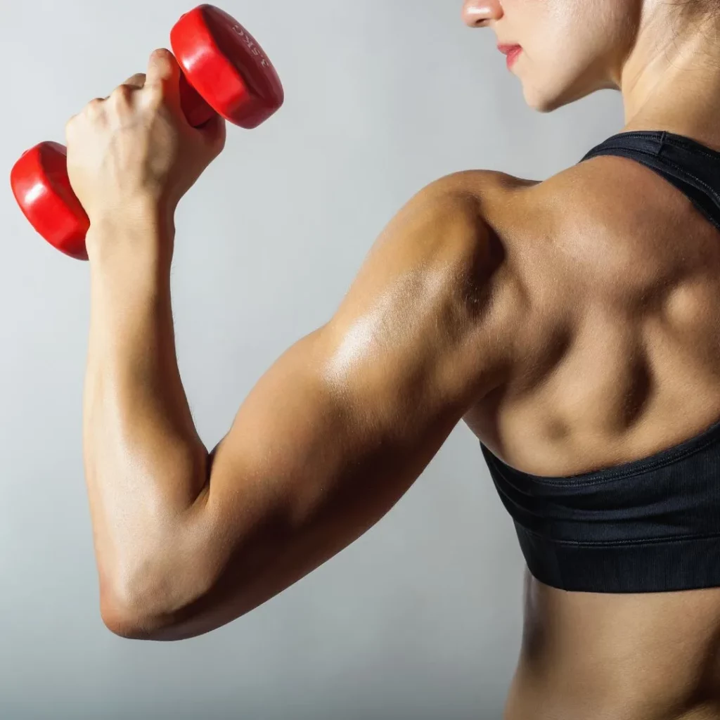 Sydney Martinie guidant des élèves dans une pose de yoga guerrier au chalet Zenspace.