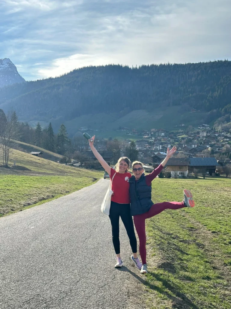 Un groupe d'élèves pratiquant le Yin yoga dans la salle de yoga du chalet Zenspace.