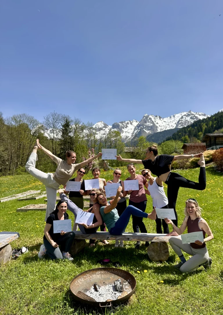 Un groupe d'élèves pratiquant le Yin yoga dans la salle de yoga du chalet Zenspace.