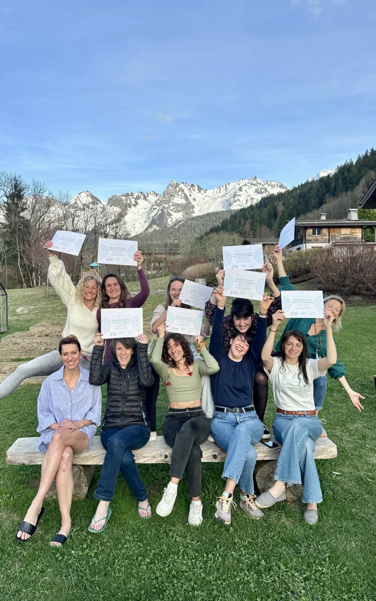 Un groupe d'élèves pratiquant le Yin yoga dans la salle de yoga du chalet Zenspace.