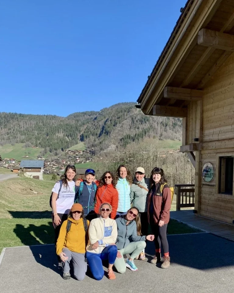 Un groupe d'élèves pratiquant le Yin yoga dans la salle de yoga du chalet Zenspace.